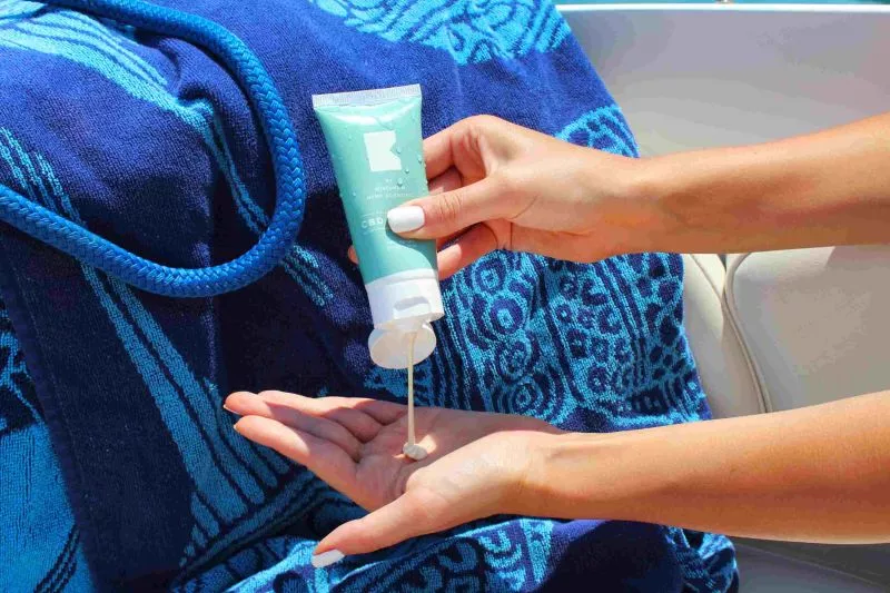 Sunscreen Spray Vs Non Spray? Apa Saja Kelebihan dari Keduanya? 