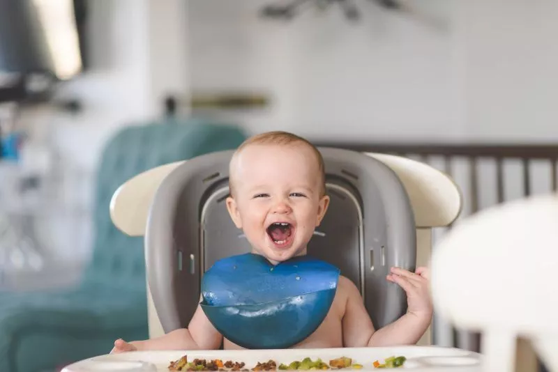 Cara Cerdas Melatih Anak Makan Sendiri