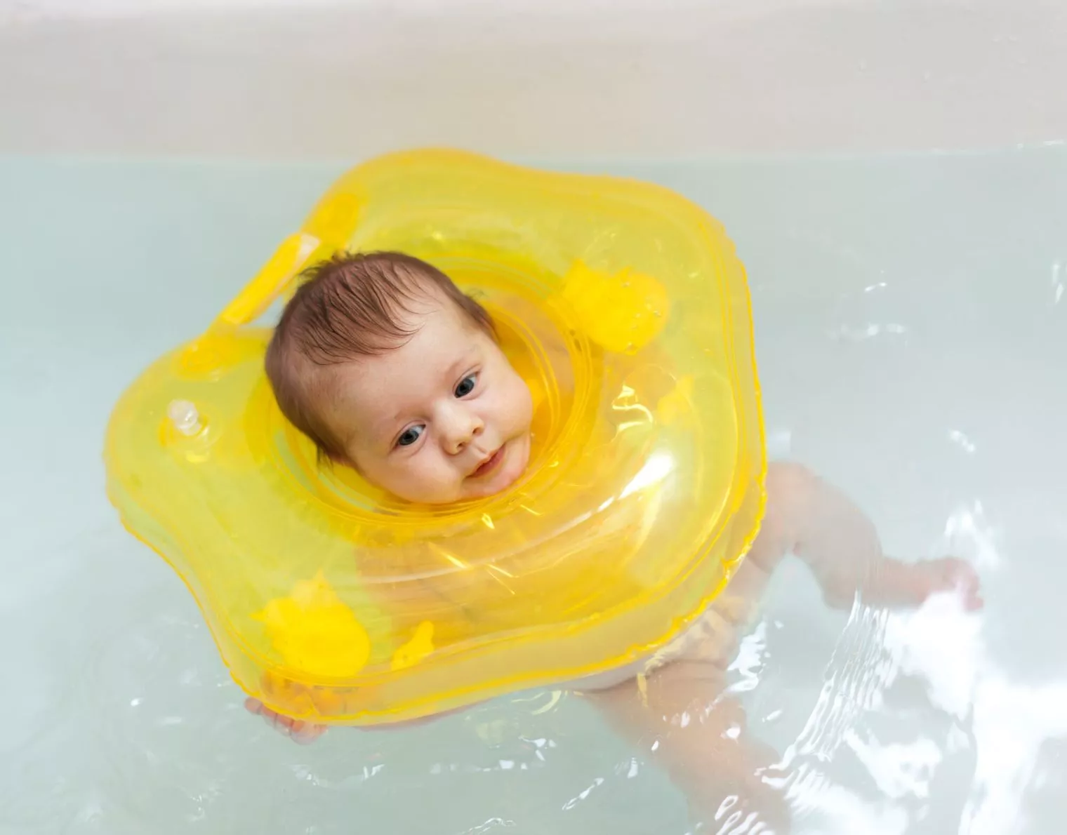 Sejak Usia Berapa Bayi Diperbolehkan Berenang?