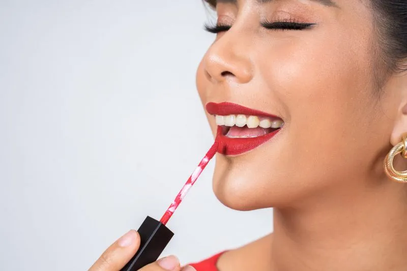 Pilihan Warna Lipstik yang Cocok untuk Kulit Sawo Matang