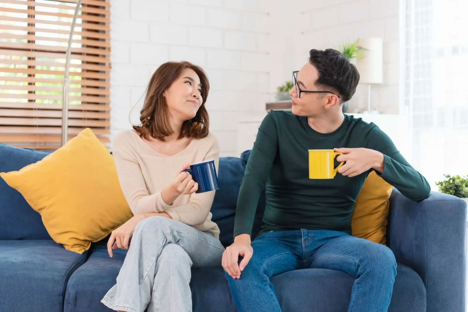 6 Ide Topik Deep Talk untuk Menguatkan Hubungan Bersama Pasangan