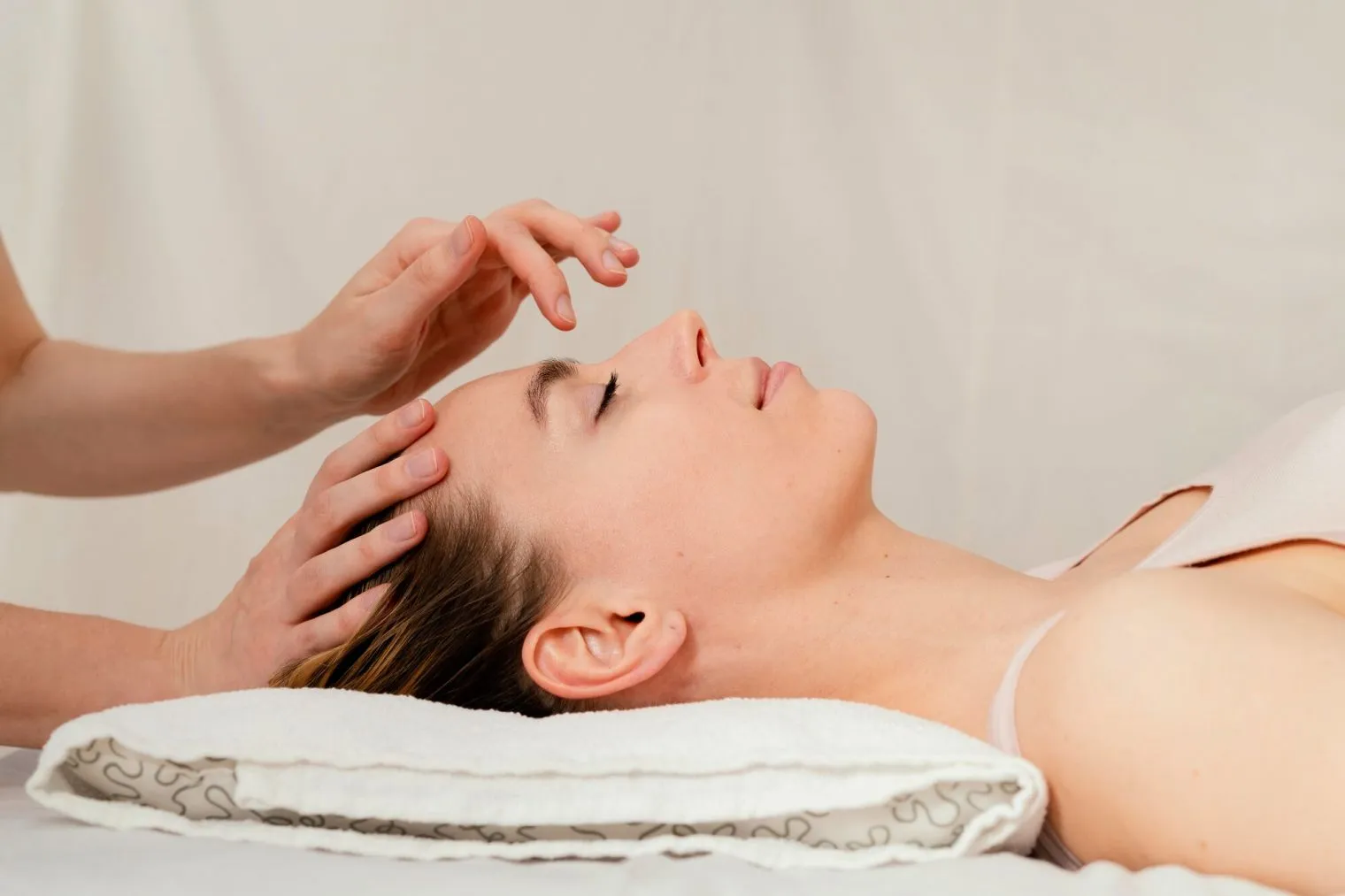 Facial Massage: Memanjakan Wajah dan Meningkatkan Kesehatan Kulit