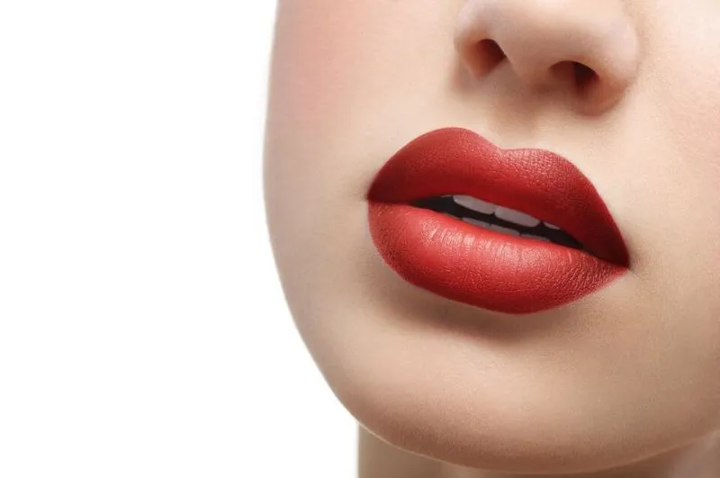 Teknik Overdrawn Lips: Trik Membuat Bibir Terlihat Penuh dan Menarik