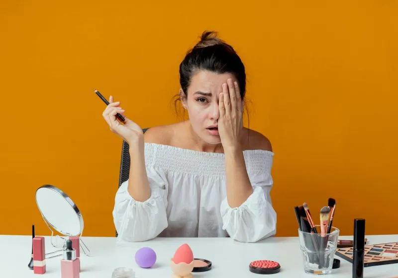 Penyebab dan Cara Mengatasi Makeup yang Tidak Menempel