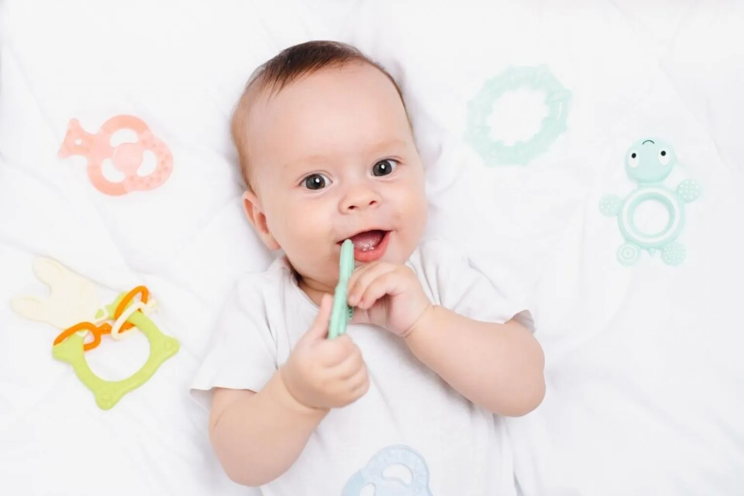 Mengapa Bayi Suka Memasukkan Benda ke Dalam Mulut?