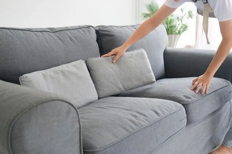 Cara Ampuh Membersihkan Bantal Sofa Biar Tetap Nyaman