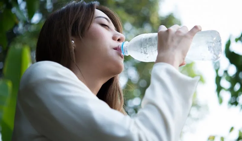 Minum Air Dingin: Benarkah Sebabkan Batuk?