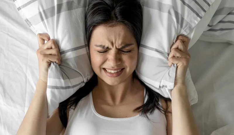 Tidur dengan Headphone: Aman atau Bahaya?