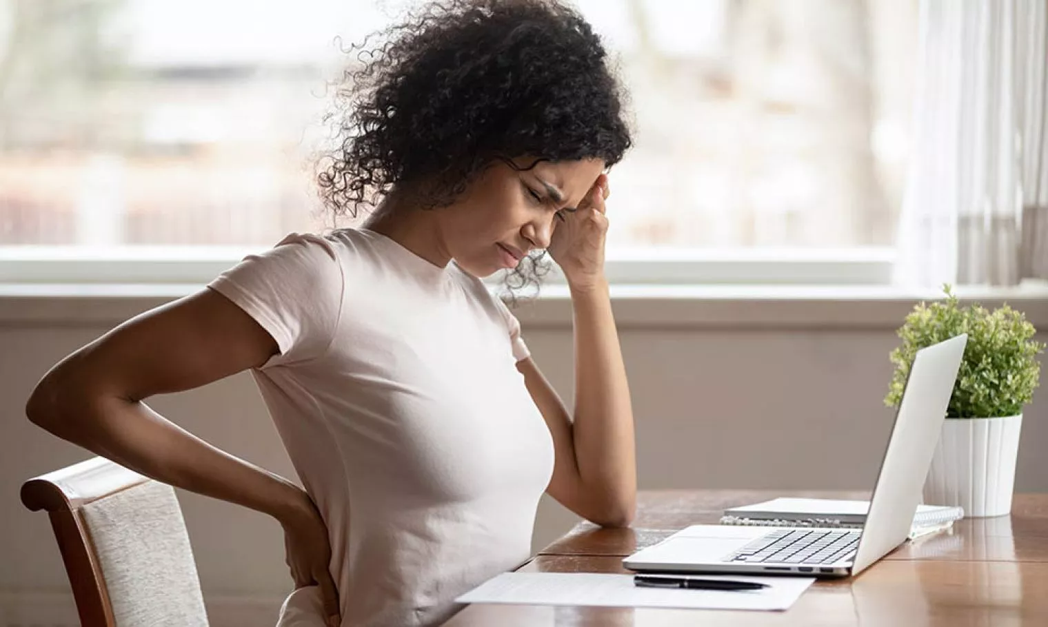 Mengenal Low Back Pain pada Wanita: Apa Penyebabnya dan Bagaimana Mengatasinya?