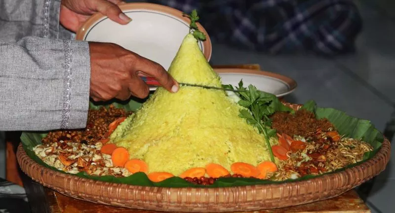 Kalau Doyan Nasi Kuning, Kamu Perlu Tahu Berapa Kalori yang Terkandung!